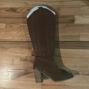 Size 9 women’s heeled cowgirl boot